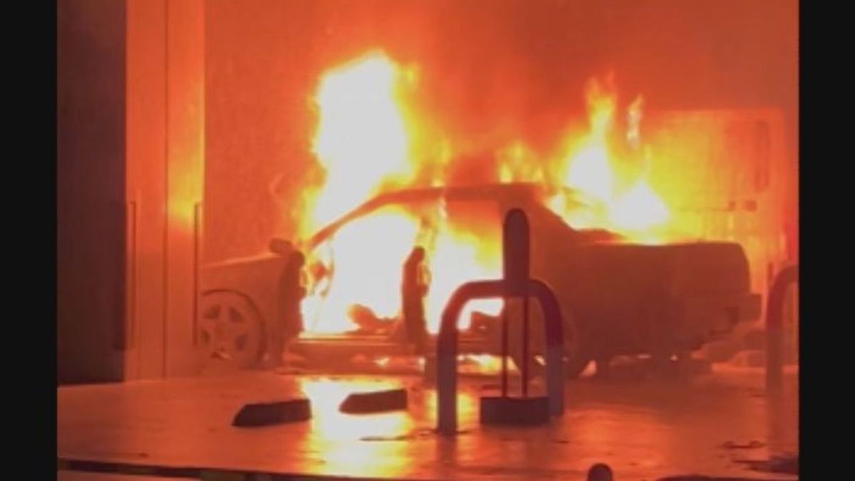 【動画あり】市役所駐車場で車炎上 男性1人がやけど 現場は騒然 山梨・甲府市