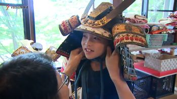「武田信玄みたいになりたい」小学生が甲冑の装着体験 “城型”施設の存続願い 山梨