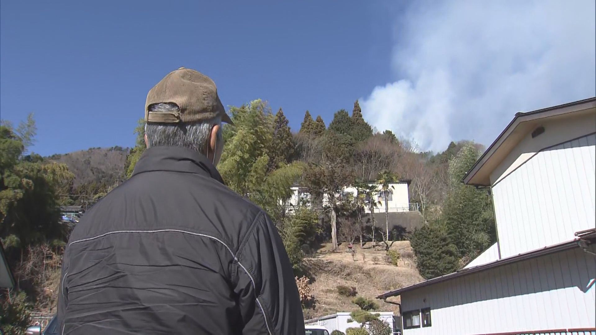 扇山の山林火災は延焼続く 集落まで約100mに火が迫る 「火がすぐそこ