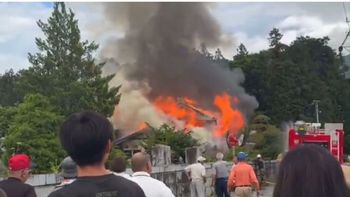 【動画あり】立ち上る炎と黒煙…住人と連絡取れず 白昼に住宅炎上 消火活動続く 山梨
