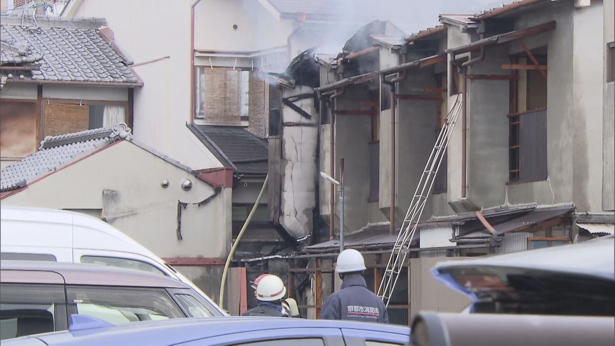 【速報】「1階から黒煙が噴出している」京都市右京区の木造アパートで火事　90代女性が死亡