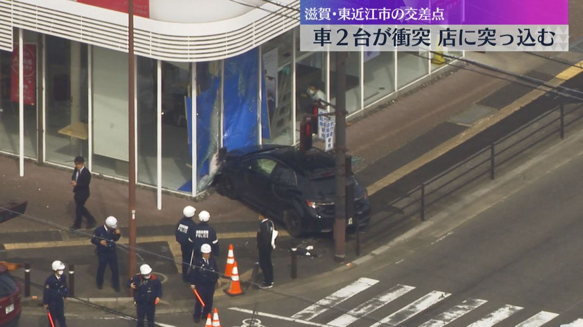 交差点で直進車と右折車が衝突、はずみで1台が店に突っ込む　運転手2人がケガ　滋賀・東近江市