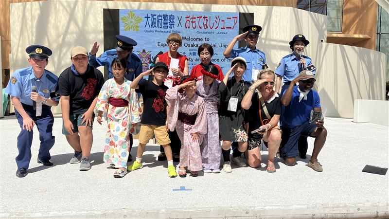 万博】「日本で困ったら110番」子どもたちが外国人来場者に緊急時の