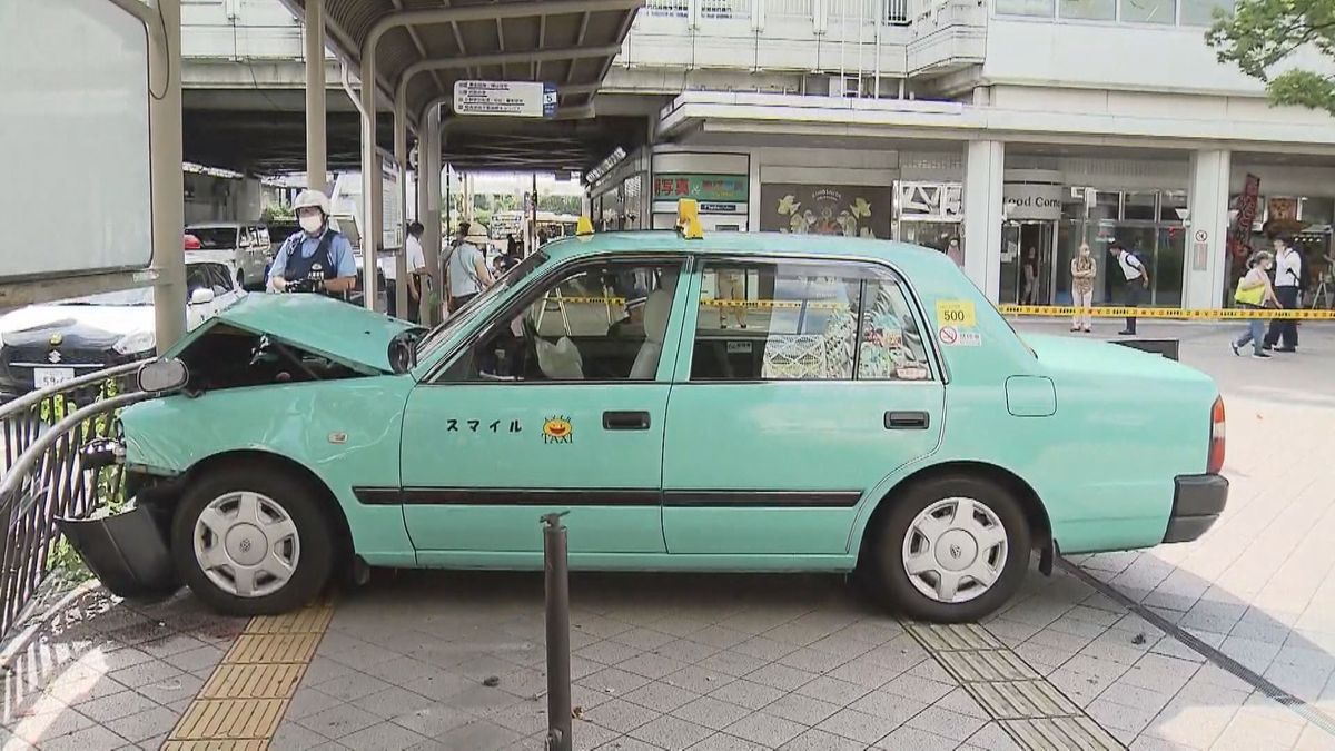 事故を起こしたタクシー（大阪府豊中市）