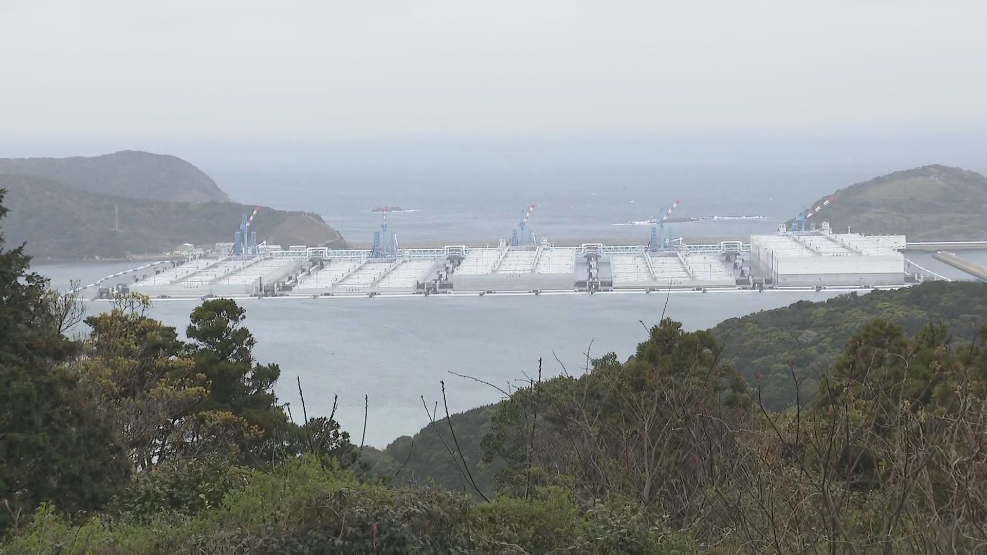南方占領地(オランダ領東ドイツ) 海軍民政府普通切手（未使用、田型、11種完） イラン攻撃5週間】海に浮かぶ巨大なタンク…世界初の｢洋上石油備蓄基地