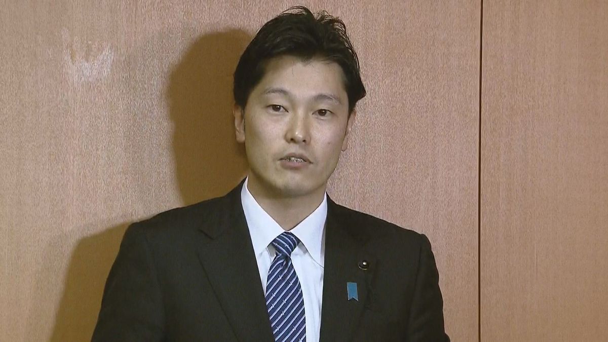 取材に応じる百条委員会の奥谷謙一委員長（9日午後5時45分ごろ）