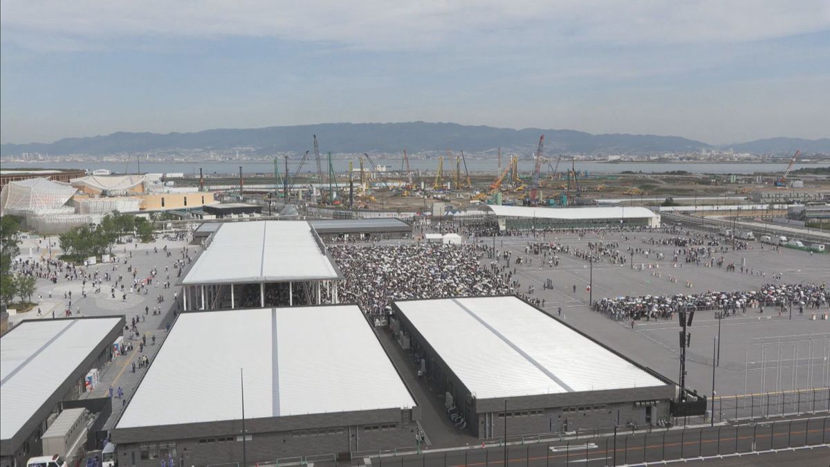 13日午前9時過ぎの万博東ゲートの様子