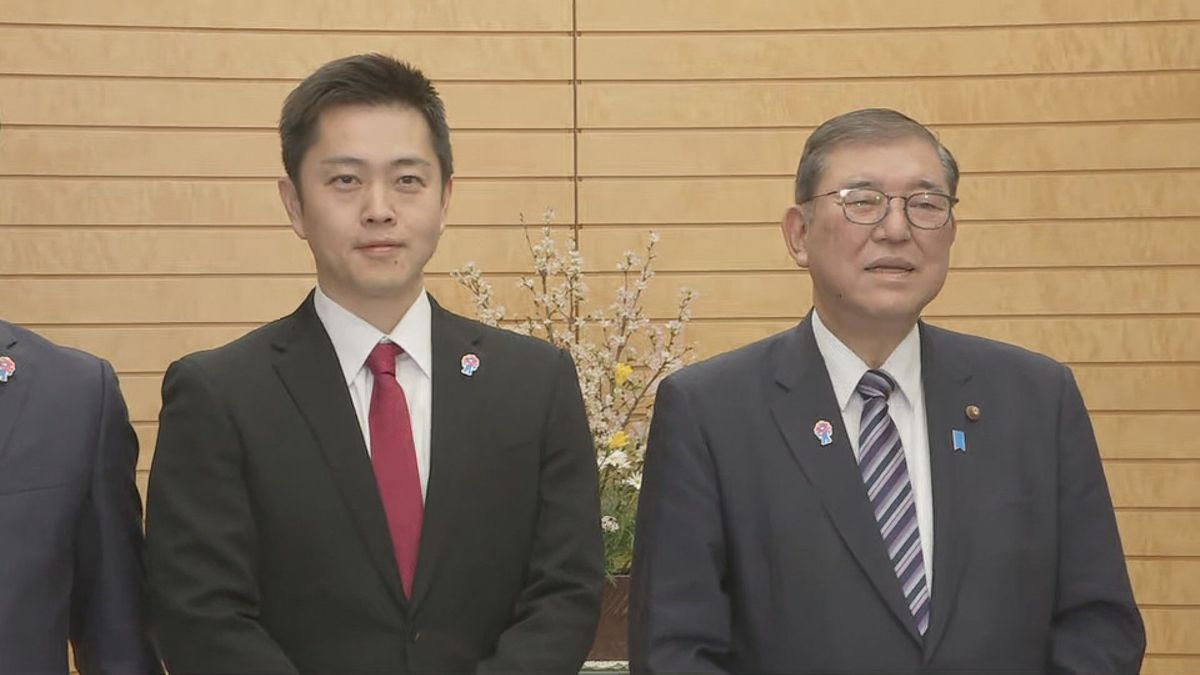 首相官邸で面会した吉村知事と石破首相（5日）