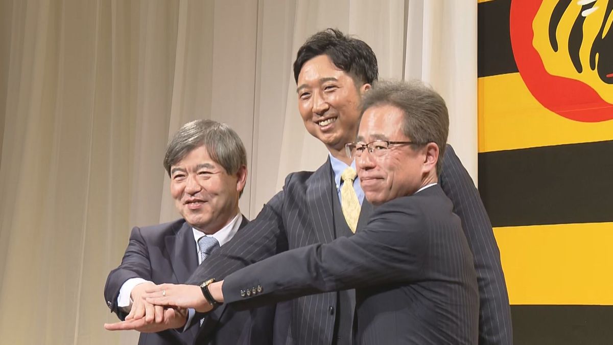 杉山健博オーナー、藤川球児 新監督、粟井一夫 社長（左から）