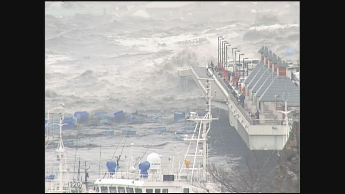 東日本大震災の発災時の気仙沼漁港と流されるコンテナ（2011年3月11日）