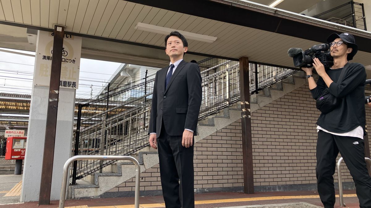 駅前で街頭活動する斎藤氏（JR須磨駅前　午前７時すぎ）