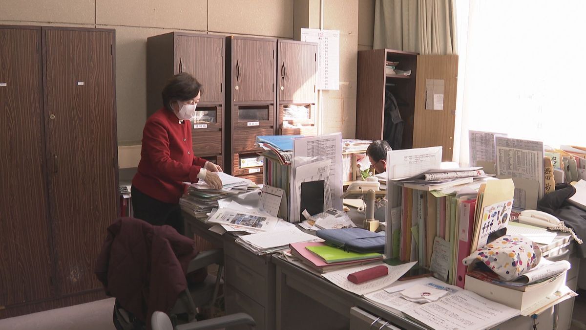 解散により控室の片づけに追われる議員ら（去年12月24日）