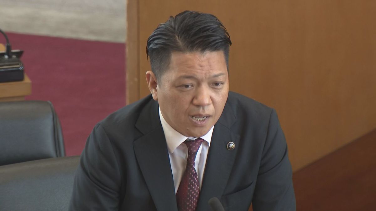 議会から追及を受ける永野市長（去年12月)