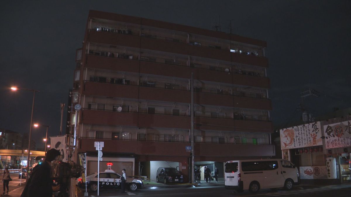 マンションの廊下で女性が腹部を刺され死亡　黒い服の若い男が3階から階段使って逃走　大阪・東住吉区