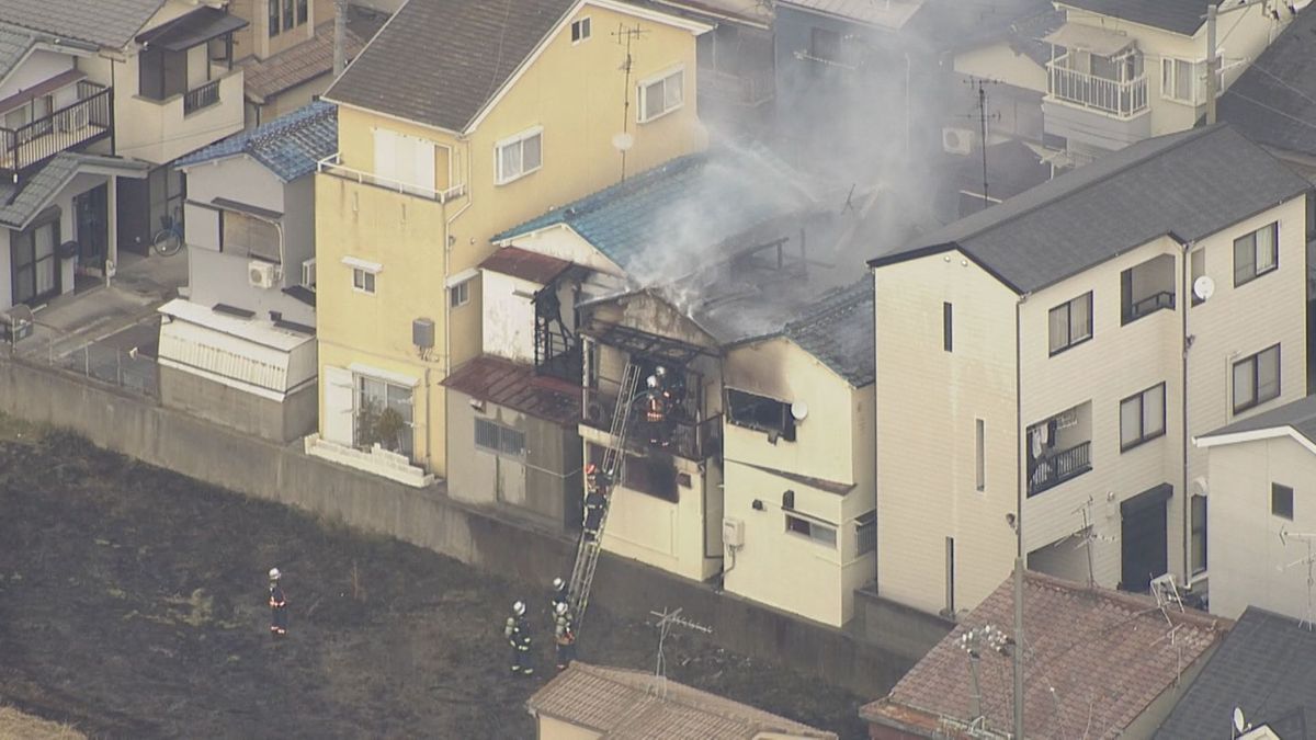 【速報】四條畷市の住宅で火災「玄関で火が見える」隣の建物にも延焼中　大阪