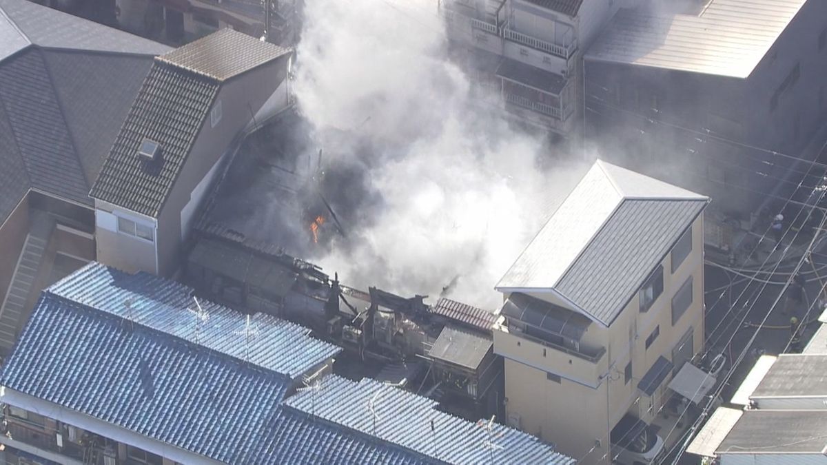 【速報】住宅火災で2人搬送　高齢とみられる住人1人と連絡取れず　警察が確認急ぐ　大阪・寝屋川市