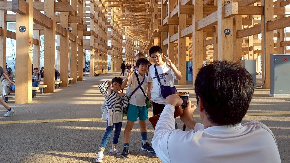 【家族連れ必見!】狙うは「平日の午後」満を持して“万博デビュー”のはずが…想定外のトラブルの連続!「振り回される事前予約」「パビリオンより遊具に夢中」「21時過ぎるとお土産買えず」