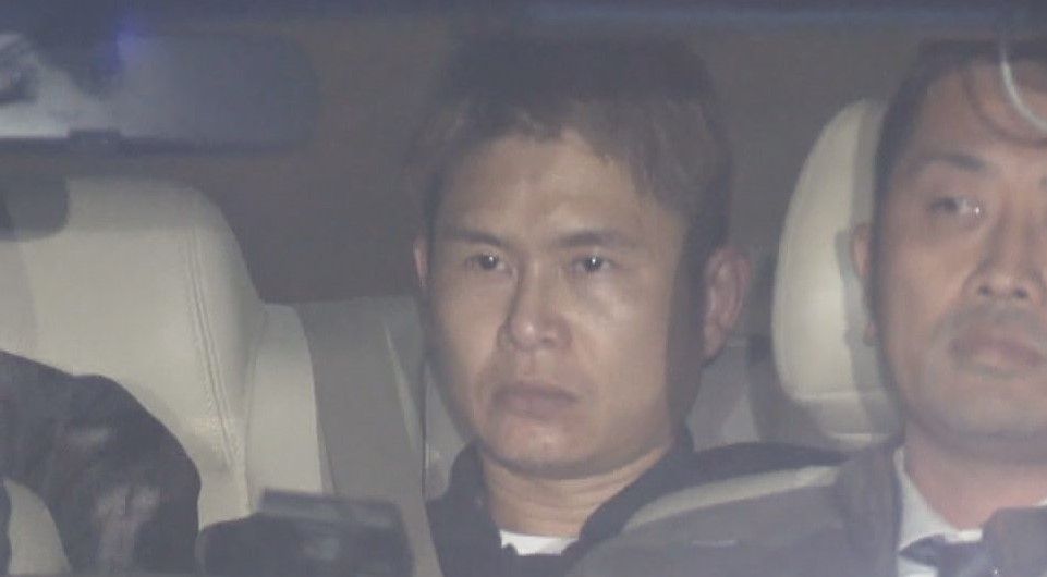 移送される中坂桂樹容疑者（44）