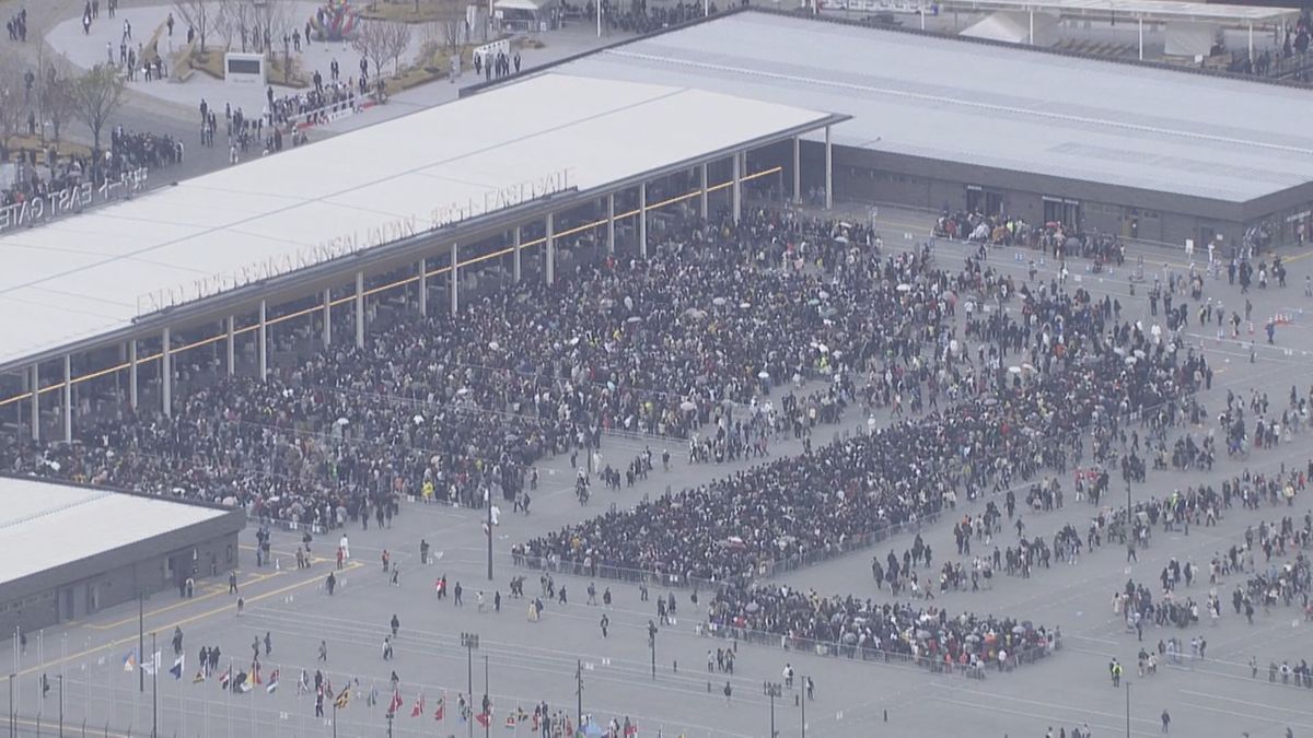 【速報】大阪・関西万博開幕まで1時間 ゲート前は長蛇の列「空飛ぶクルマ見たい」先頭は昨日朝から 駐車場には車中泊の人も「ブルーインパルス見たくて」夢洲行きの電車も混雑