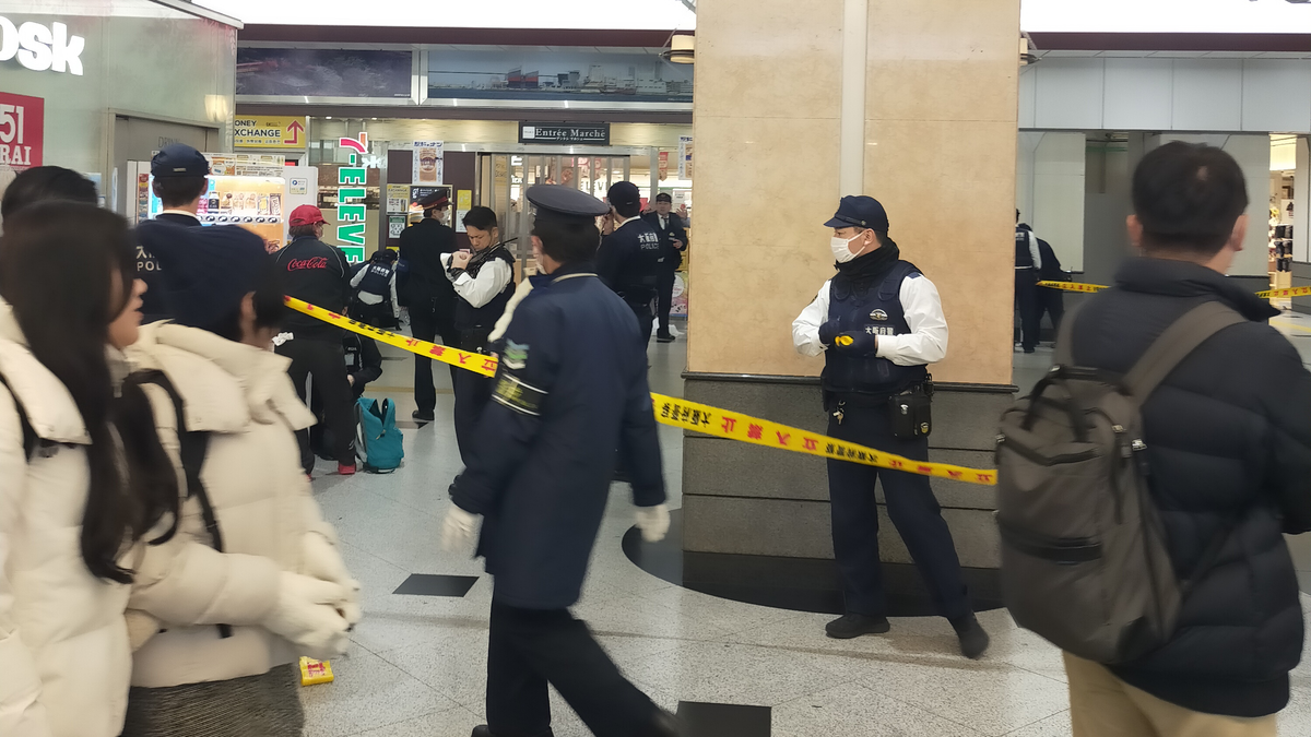 【速報】「強盗です」JR大阪駅構内のコンビニに刃物男「金を出せ」水を奪うも現行犯逮捕　けが人なし