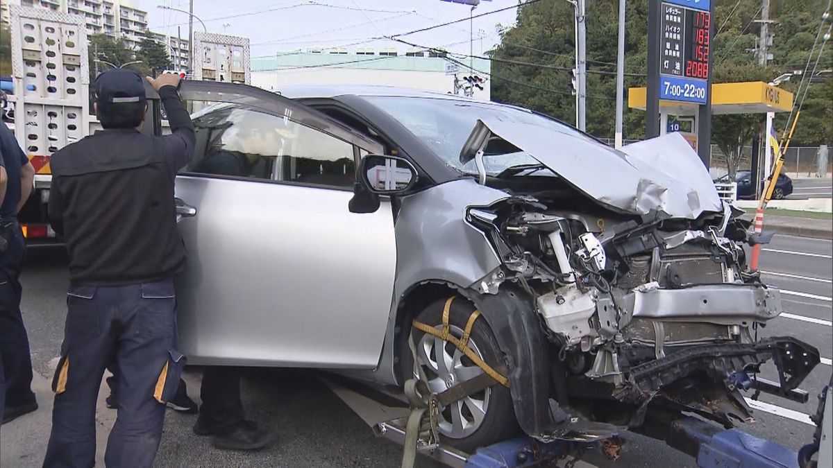 【速報】交差点で信号待ちの車列に車が突っ込む　車など5台が絡む多重事故　男女2人が意識不明の重体