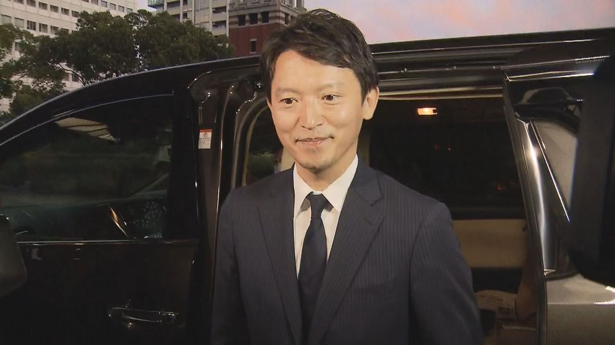 車に乗り込む斎藤知事（27日午後5時50分ごろ）