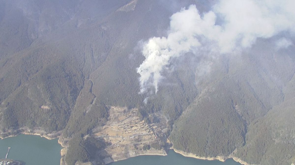 山林火災の現場（10日午後3時半ごろ　奈良県川上村）