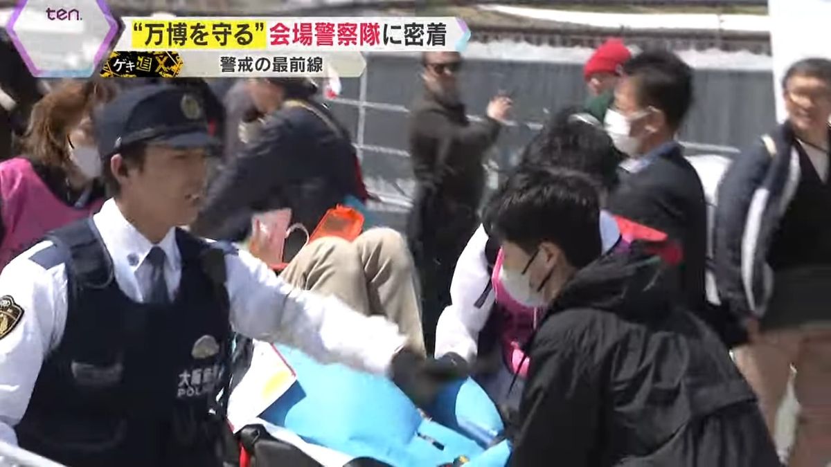 搬送される男性に付き添う小谷巡査長