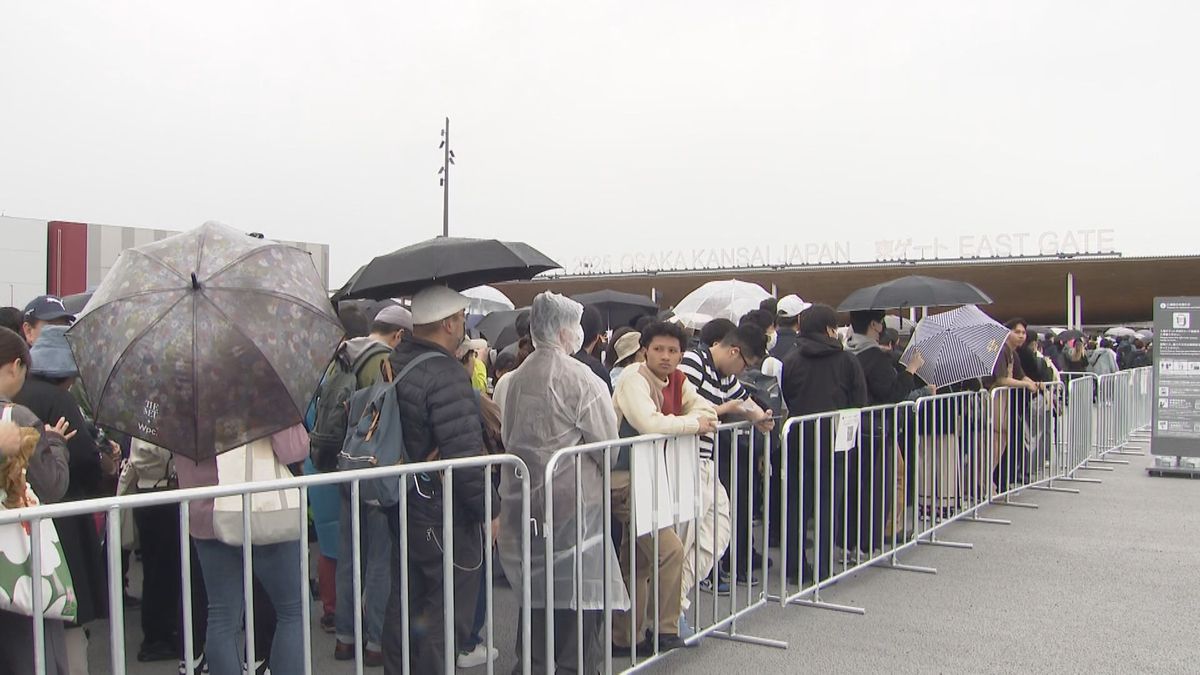 入場ゲートでの行列（13日）