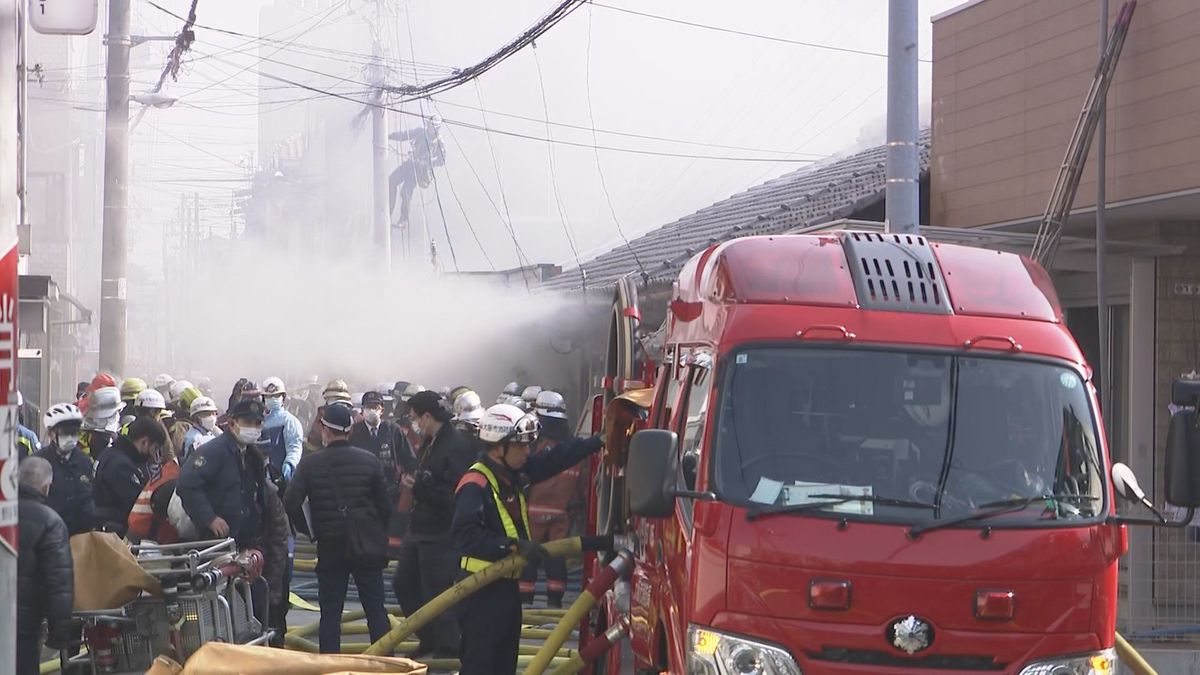 【速報】「建物から黒い煙が出ている」住宅密集地で火事　消防車30台とヘリ1機出動　大阪市生野区　