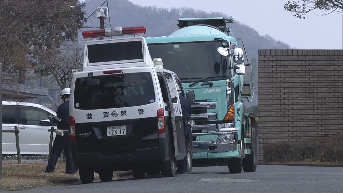 事故を起こしたミキサー車