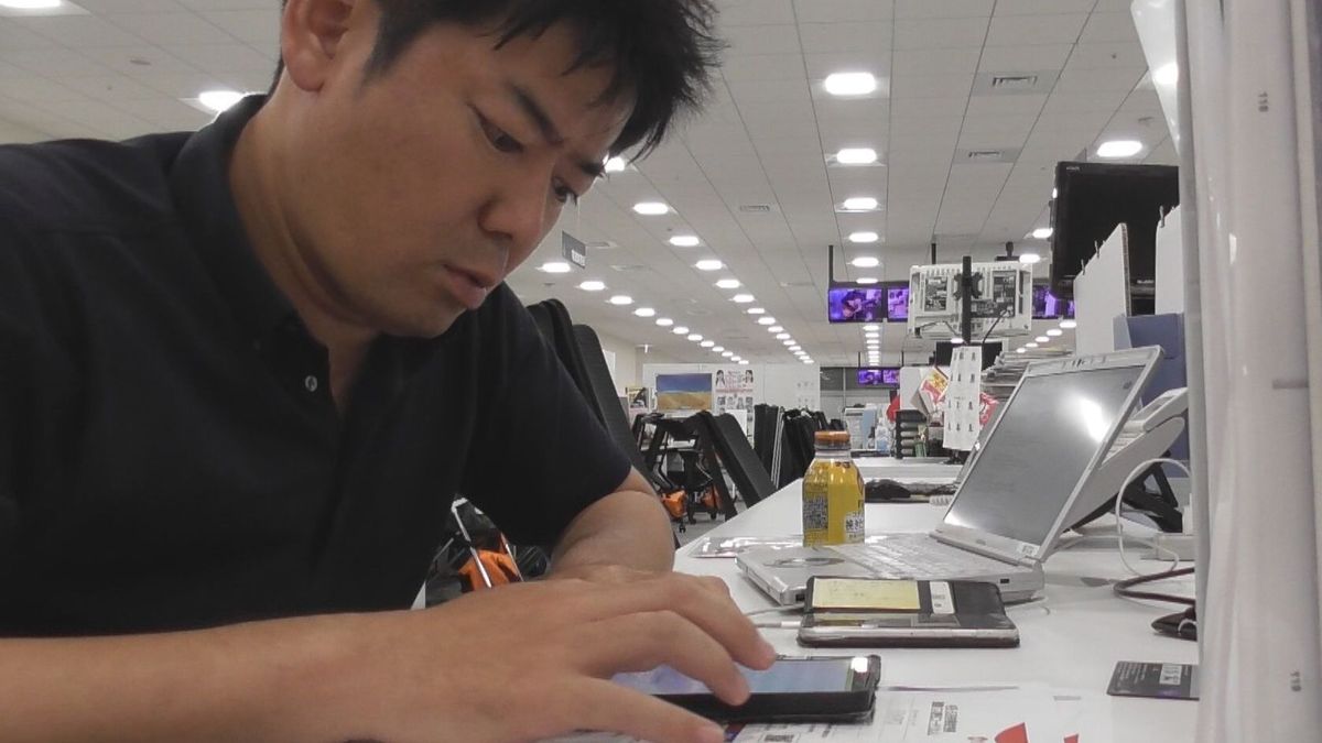 PCで調べながらスマホ予約に苦闘する筆者