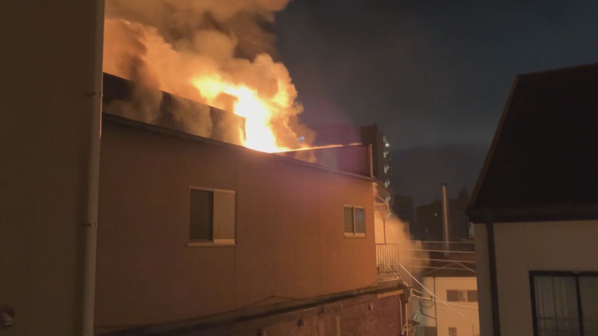 【出火直後の映像】住宅火災で高齢夫婦とみられる2人死亡、1人意識不明の重体　燃え盛る炎　大阪市東成区