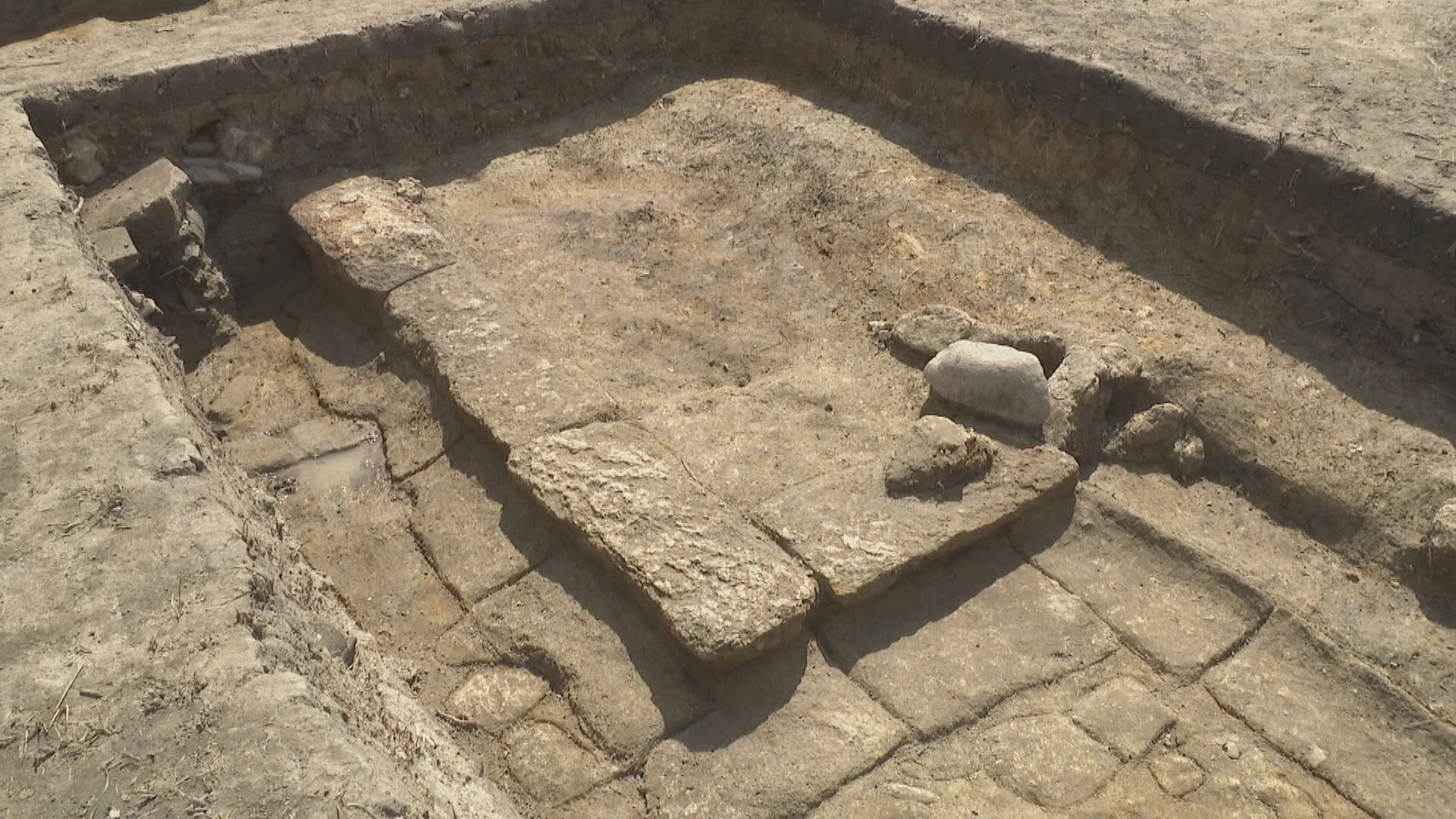 奈良の世界遺産・薬師寺旧境内で大規模建物跡が出土 日本書紀を編さん