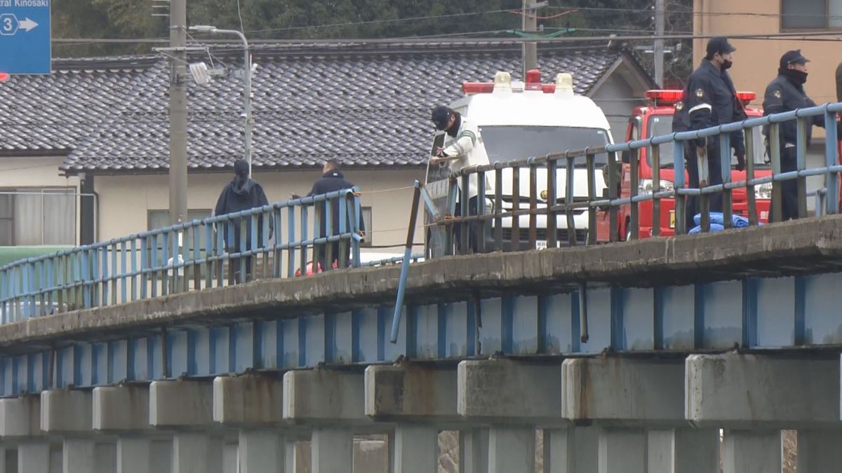 車両が橋から円山川に転落か…警察・消防が救助活動　定点カメラの映像“ライト”が途中で消えるようす　兵庫・豊岡市