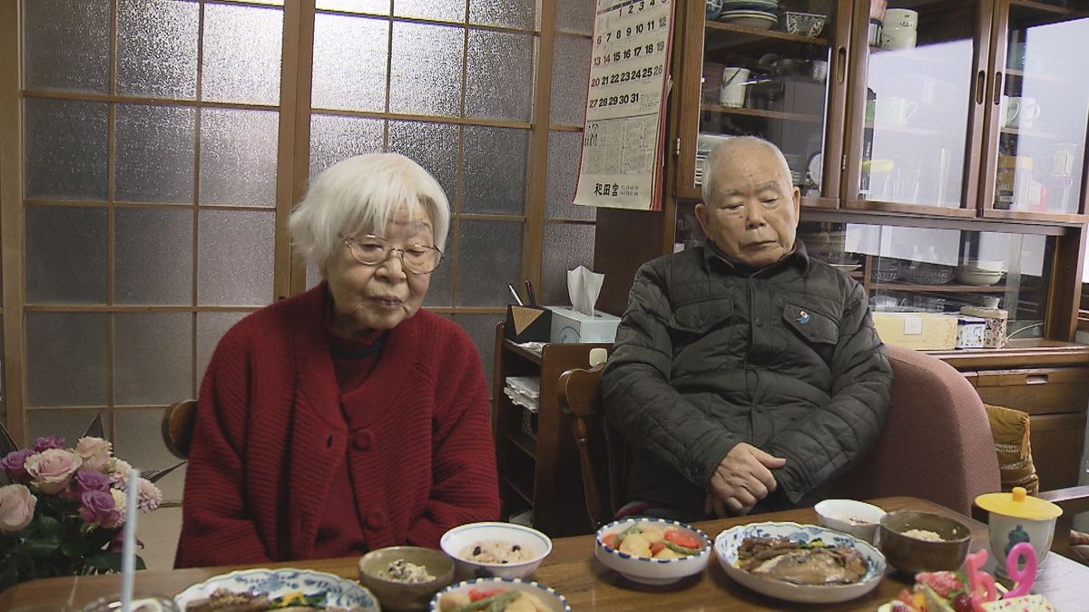 有本明弘さんと妻の嘉代子さん（2019年）