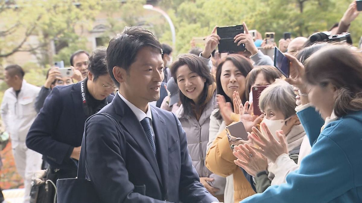 職員から花束を受け取る斎藤元彦知事（19日午前10時ごろ）