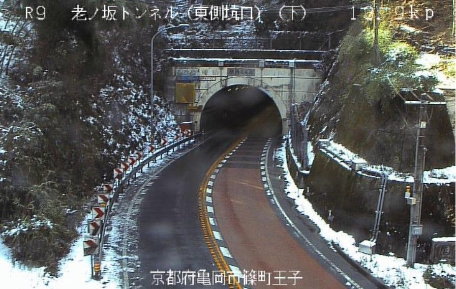 【速報】京都～亀岡をつなぐ国道9号で大型トラックなど2台が雪による影響で「立ち往生」一時通行止め　京都国道事務所