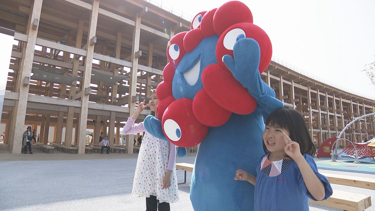ミャクミャクと記念撮影