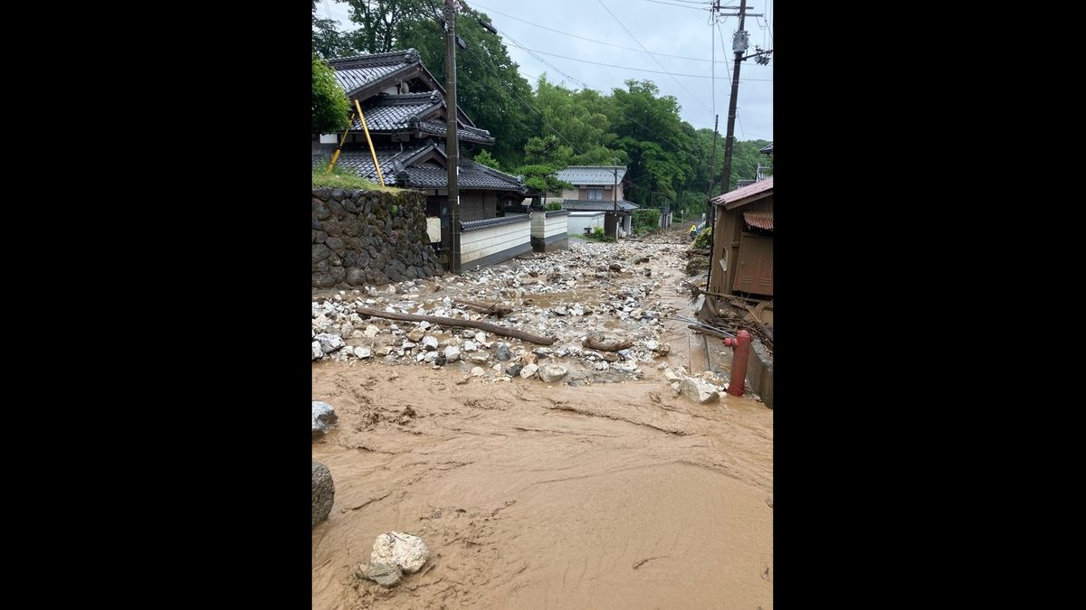 【画像】滋賀・米原市で“土石流”発生　民家や道路に岩や流木が押し寄せる　127世帯に緊急安全確保