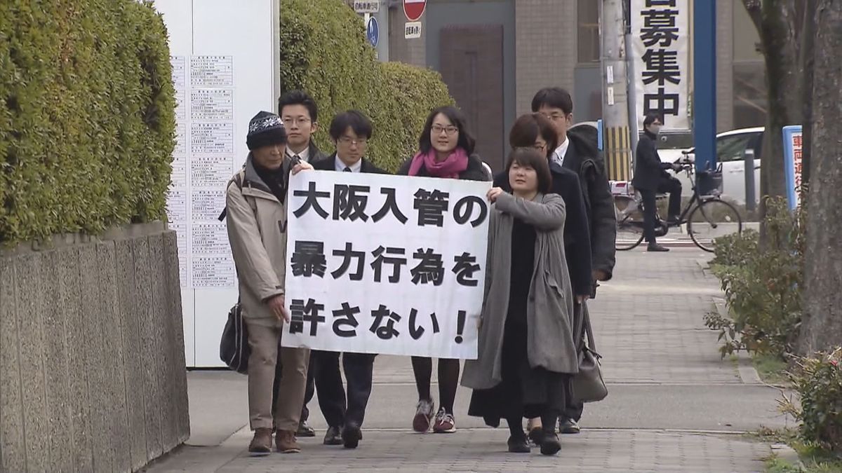 提訴する原告代理人ら（2020年）