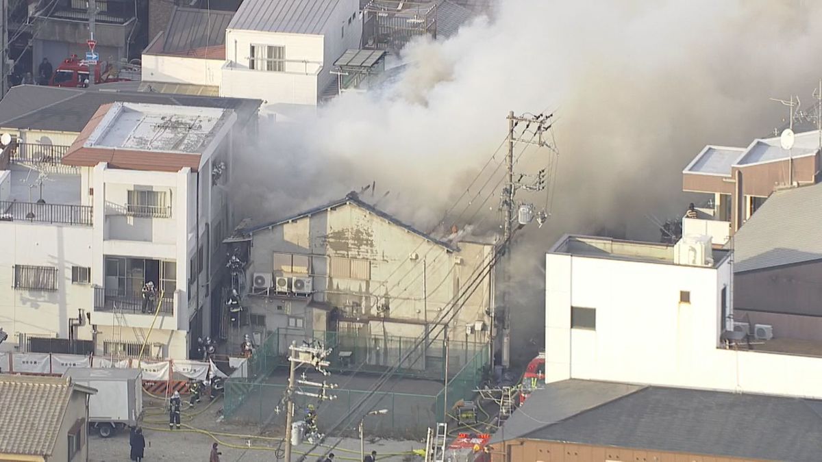 【速報】店舗兼住宅で約350㎡が燃える火災発生　2人搬送され女性1人死亡　別の近隣の建物でも出火　大阪市生野区の住宅密集地