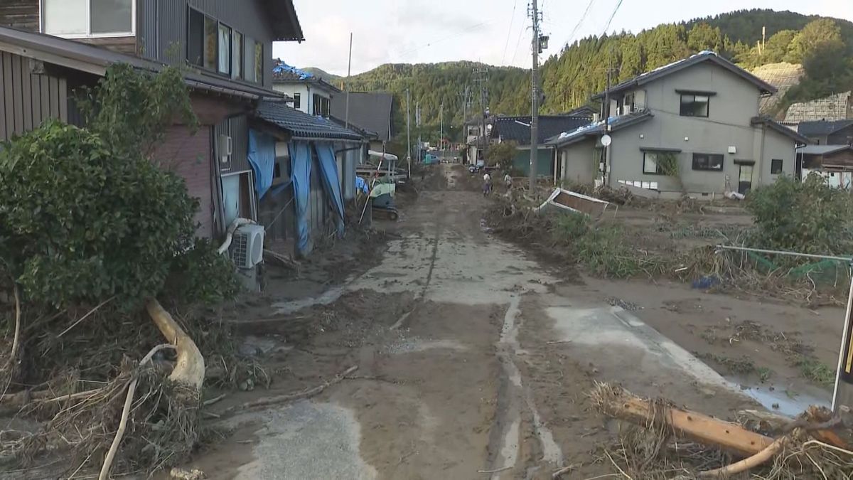 地震により倒壊した家屋に土砂が流入（23日）