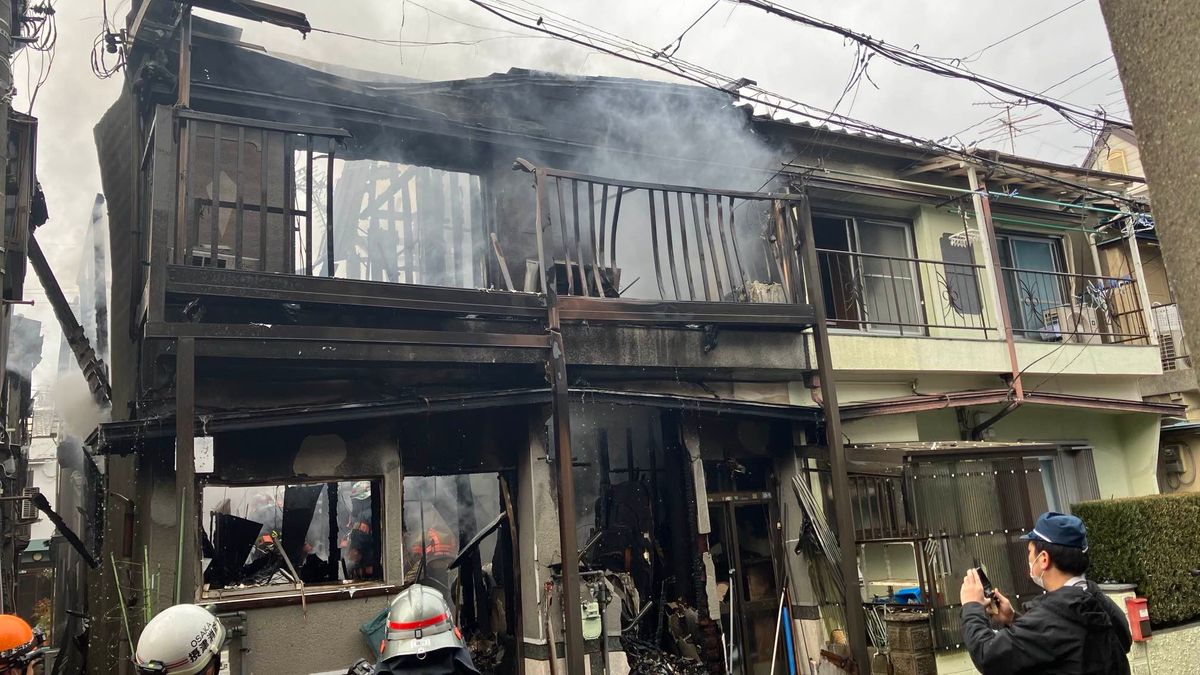 【速報】「火柱がどーんと上がって」住宅全焼する火事、1人の遺体見つかる　60代夫婦と連絡とれず　大阪・摂津市の住宅街